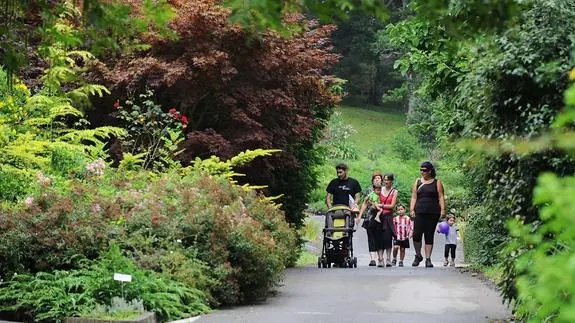 Visitantes en el Jardín Botánico del parque natural de Pagoeta.