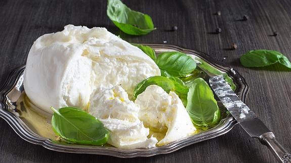 La burrata es una crema de queso hilada y prensada en un saco.