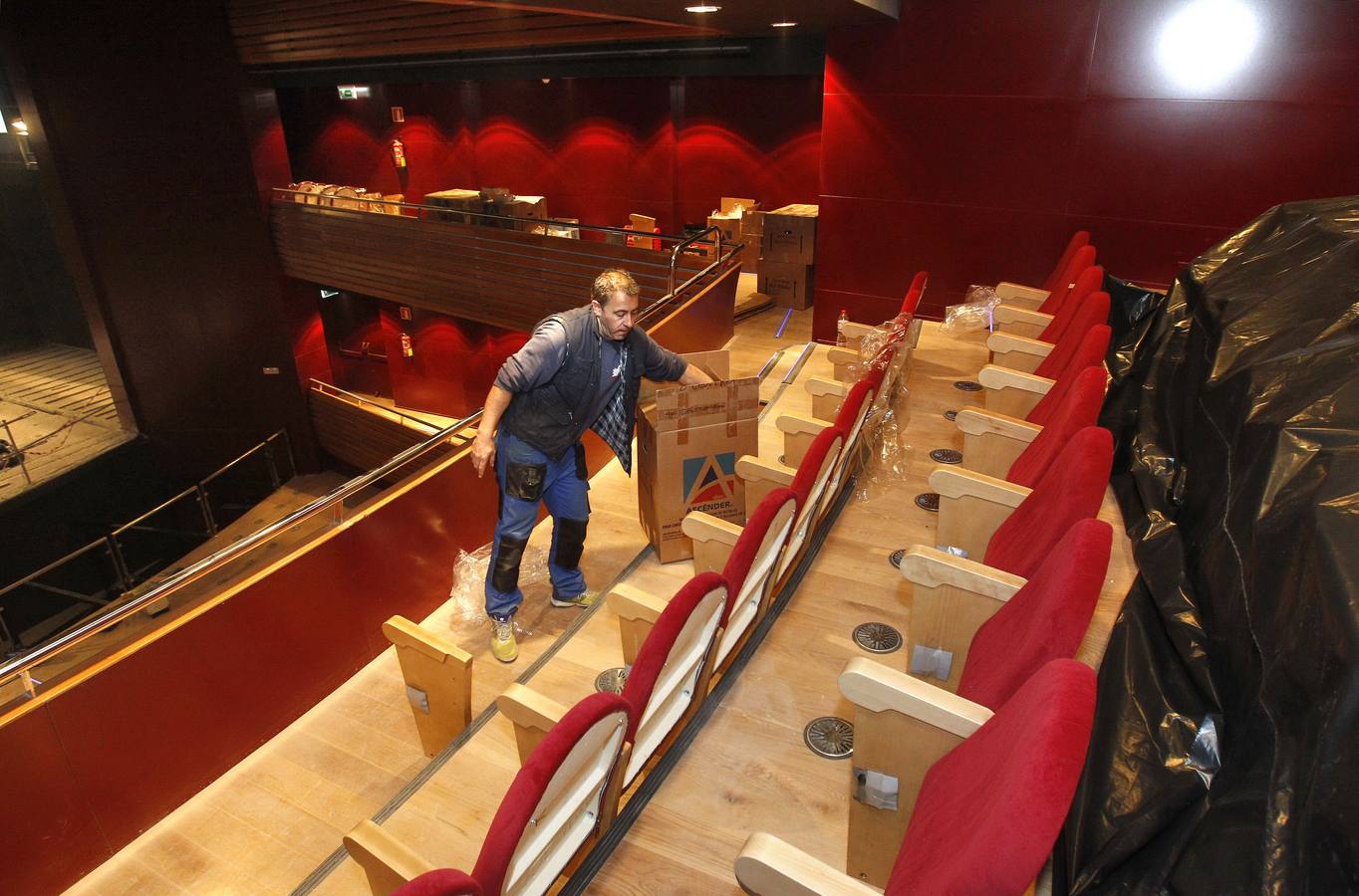 Instalación de butacas en el Teatro Salón Apolo. 