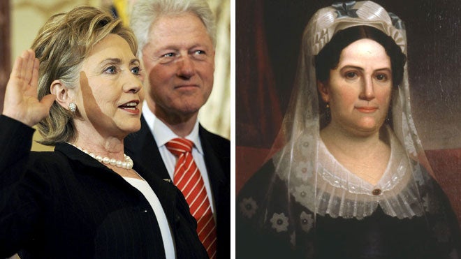 Hillary, acompañada de su marido el expresidente Clinton y Rachel, la mujer del expresidente Jackson 