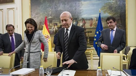 El ministro de Educación, José Ignacio Wert, y la secretaria de Estado de Educación, Montserrat Gomendio (izquierda), hoy en Madrid. 