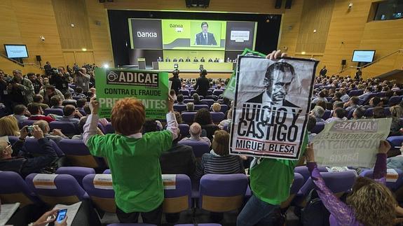 Los accionistas han acudido a la junta cargados de carteles reinvindicativos. 