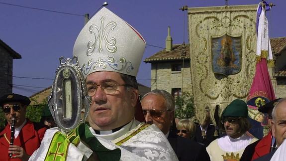 Miguel Asurmendi, obispo de Vitoria, tocado con la mitra durante la procesión de San Prudencio, porta el relicario del santo que se saca en procesión.  