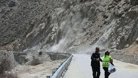Dos policías caminan por la zona afectada por la sacudida en el Tíbet.
