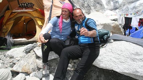 Edurne Pasaban y Juanito Oiarzabal, durante una subida al Everest.