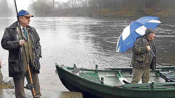El político escocés, gran aficionado a la pesca, durante la apertura de la temporada del salmón el año pasado.