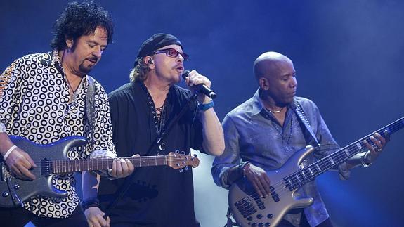 De izquierda a derecha, Steve Lukather, Joseph Williams y Nathan, parte de los componentes de Toto.