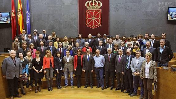 Todos los parlamentarios posan en el último pleno de la legislatura en el Parlamento de Navarra.