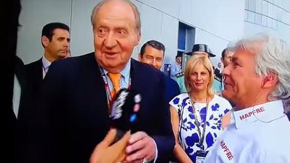 el rey Juan Carlos retira el micrófono a Nico Abad.