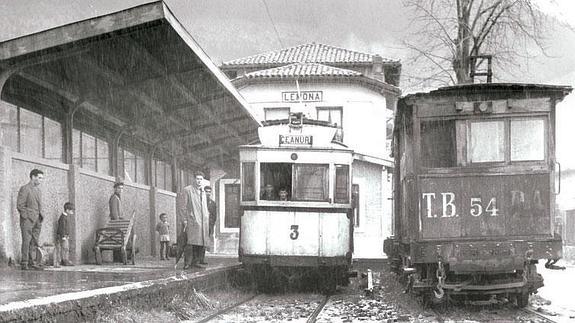 Imagen histórica del tren eléctrico en la estación lemoarra.