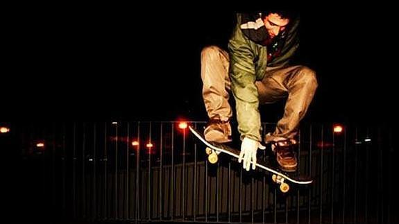 Fotografía de Pablo Echezarreta con su skate.