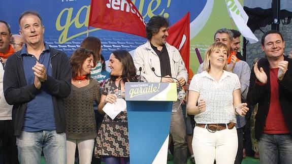 El acto de apertura de la campaña electoral de EH Bildu en Vitoria, realizado en la plaza del Machete. 