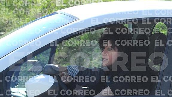 López Riaño atiende las indicaciones del profesor de la autoescuela. 