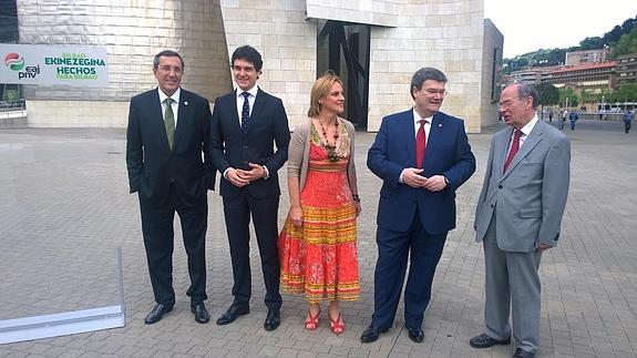 Jose Luis Bilbao, Unari Rementería, Itxaso Atutxa, Juan María Aburto e Ibon Areso, hoy frente al Guggenheim.