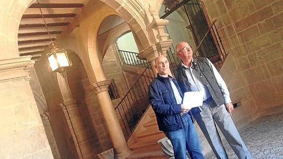 Caperos entrega a De la Mata la licencia de obras en el interior del Palacio de Pobes.