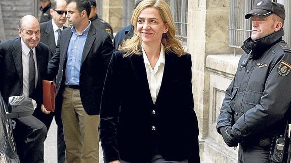 Cristina de Borbón, seguida por su abogado Miguel Roca, a su llegada a los juzgados de Palma.