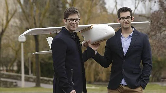 Los hermanos Víctor y Davod Mayoral, con uno de sus drones. 