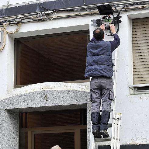 Un operario instala fibra óptica en una comunidad. 