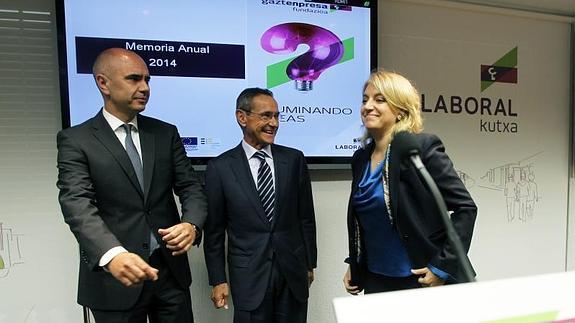 El presidente de Gaztenpresa, Xabier Egibar; el consejero de Empleo, Ángel Toña, y la directora de la fundación, Inmaculada Ramos.