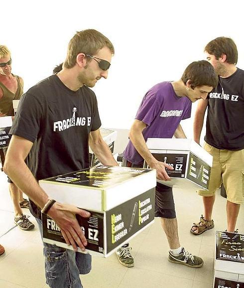 Entrega de las firmas para sacar adelante la ILP.