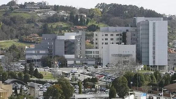 El hospital de Cabueñes, donde permanece ingresada la víctima.