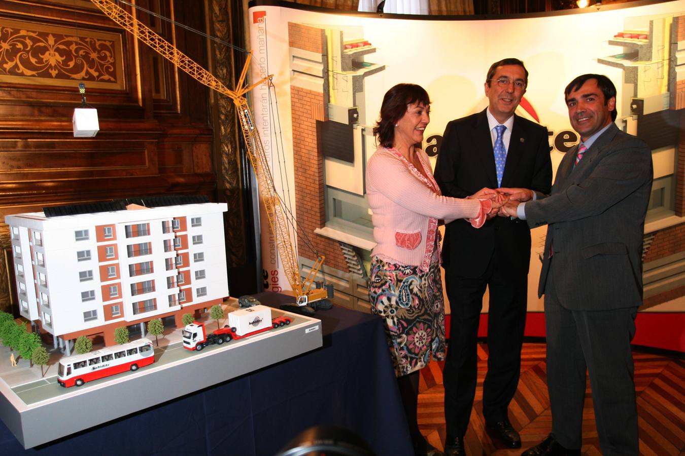 José Luis Bilbao y Jabyer Fernández, en la presentación del proyecto de casas modulares.