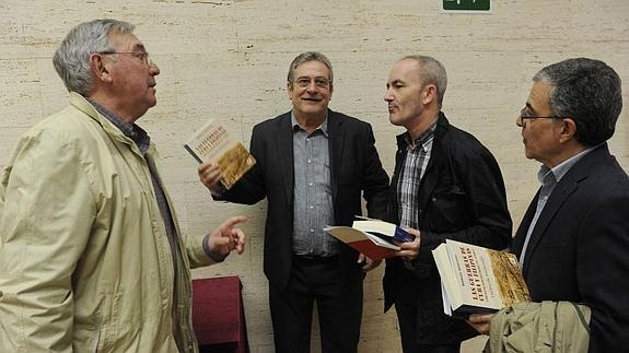 El autor junto a varios asistentes a la presentación.