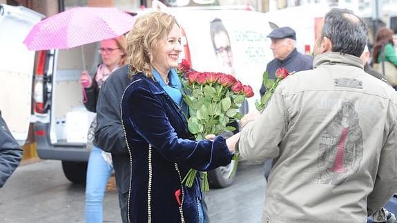 Cristina González ha repartido rosas esta mañana en Vitoria