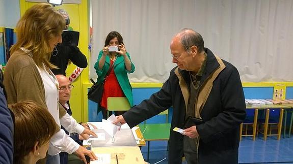 Ibon Areso deposita su voto.