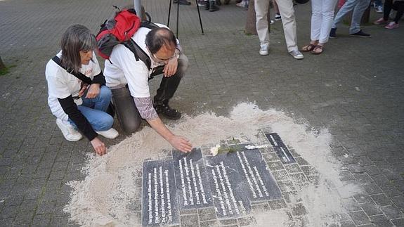 Los padres de Hodei inauguran la obra en las calles de Amberes.  