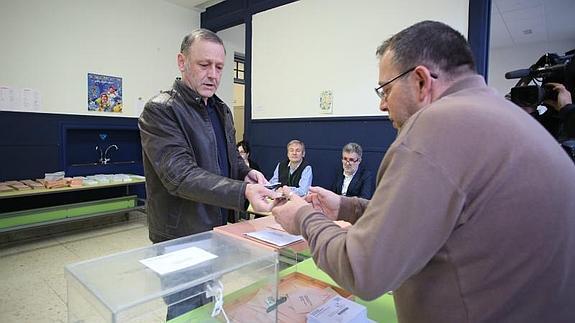 Roberto Uriarte deposita su voto.