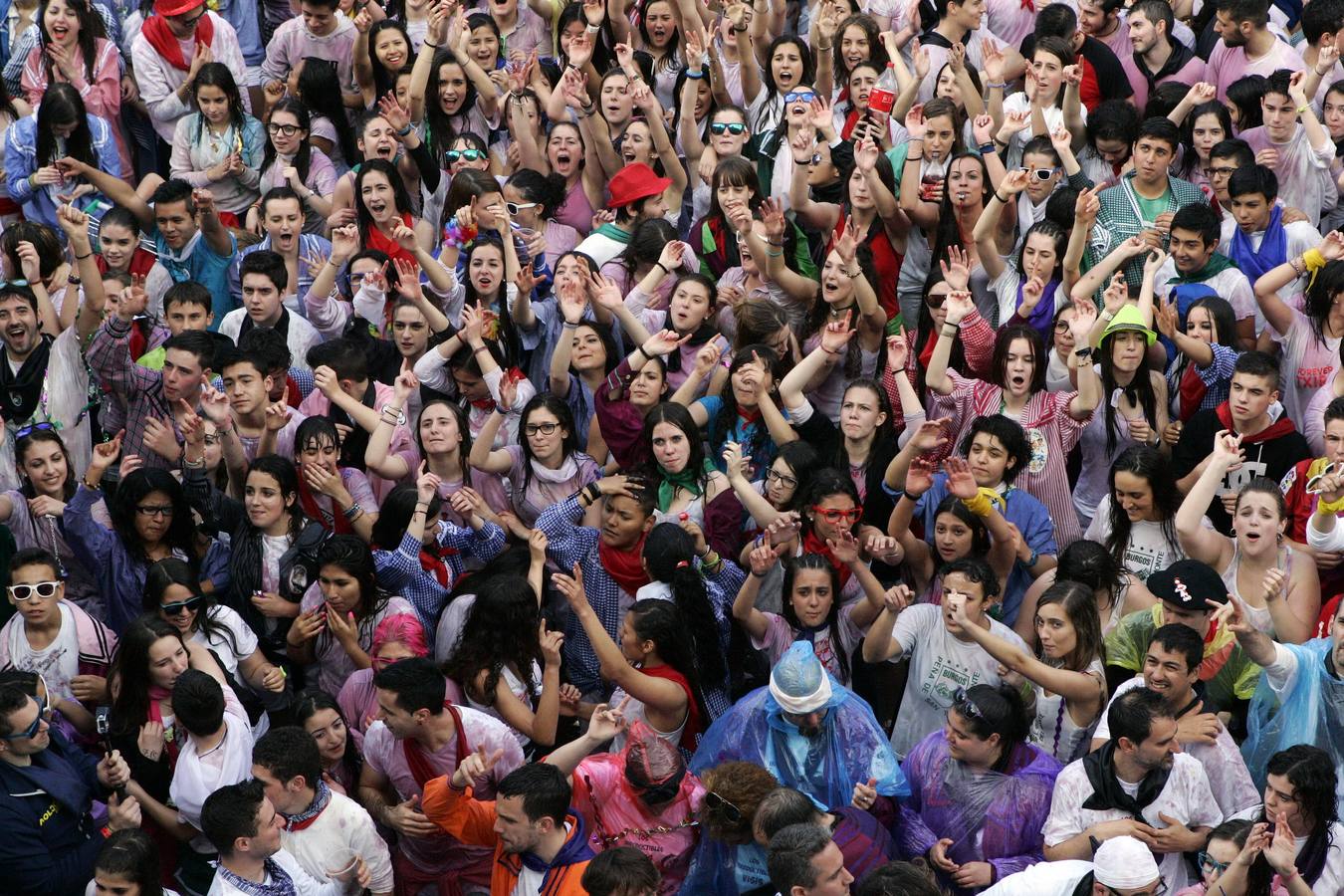 Miles de personas abarrotaron la plaza de España con el Bombazo. 