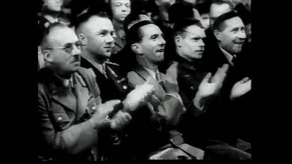 Goebbels, en primera fila (20 abril 1942) aplaude al término de la Novena de Beethoven, con la Filarmónica de Berlín bajo la dirección de Furtwängler en la capital alemana. 