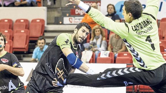 Alberto Val, pivote, llega a Logroño tras su paso por el Balonmano Aragón.