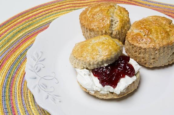 Los scones se sirven con 'clotted cream' y mermelada.