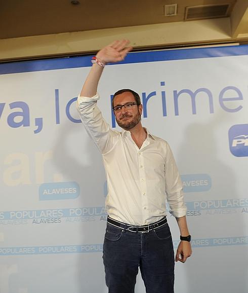 Javier Maroto celebrando el ser el candidato mas votado en las elecciones