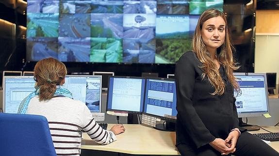 Garbiñe Sáez posa en la sala de control de las carreteras vascas ubicado en el centro de Tráfico de Txurdinaga.