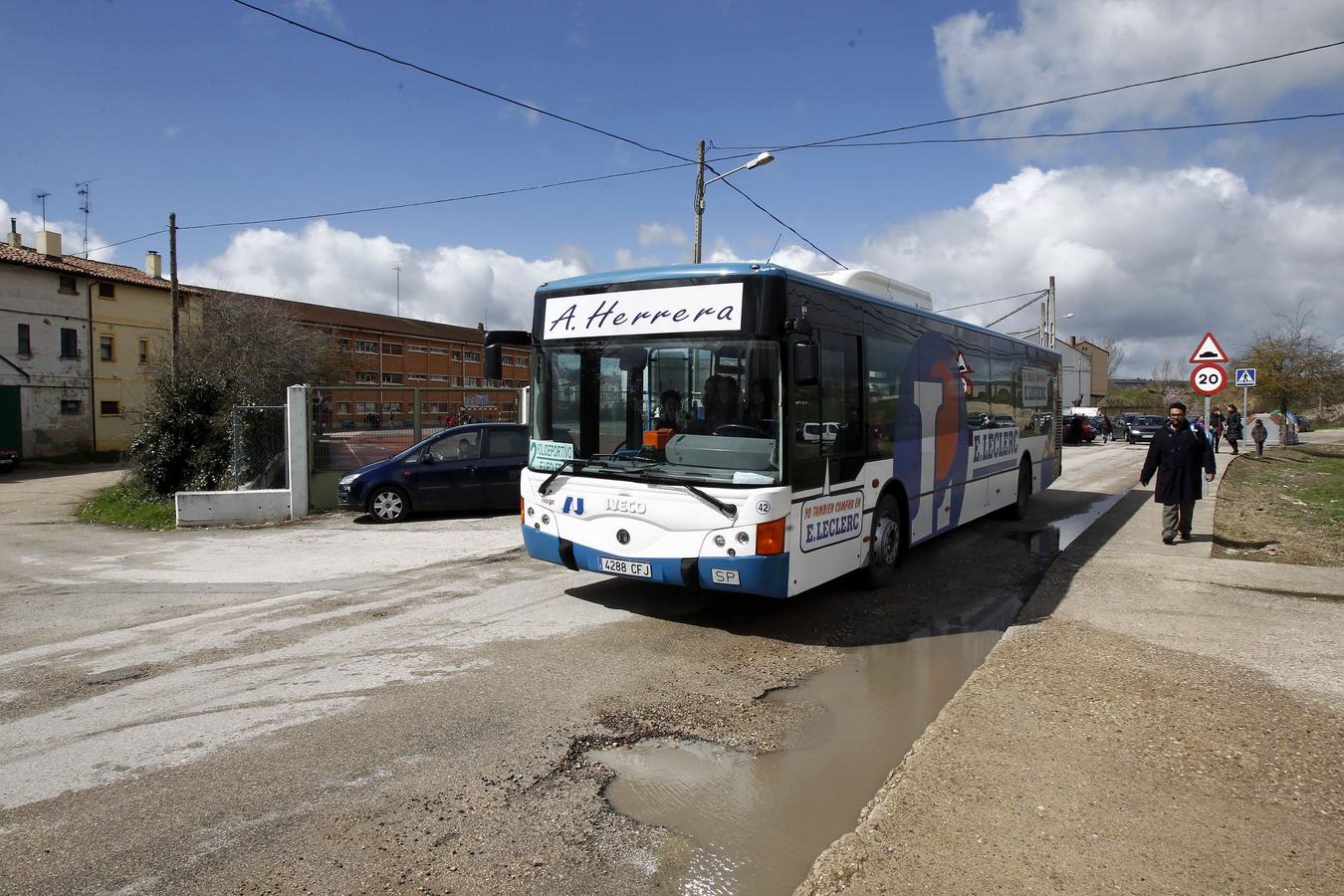 Uno de los autobuses que cubre el recorrido de Línea 2 entre el Polideportivo de Anduva y el barrio de Las Matillas. 