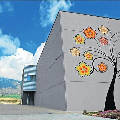 El edificio de las bodegas Altos de Rioja, con las características flores de sus etiquetas