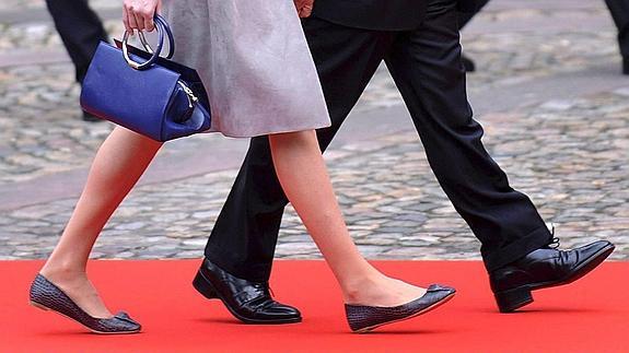 Detalle de los zapatos del ex presidente francés, Nicolas Sarkozy, y los de su esposa, Carla Bruni.