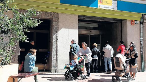 Un grupo de personas, a las puertas de la Oficina de Empleo de la calle Calvo Sotelo de Logroño.