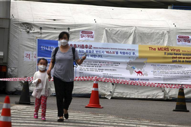 Una pancarta alerta sobre los síntomas del MERS-CoV en una calle de Seúl