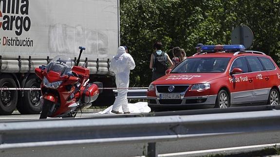 Miembros de la Policía Foral de Navarra realizan el atestado.