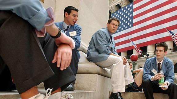 Los empleados y becarios durante su hora de descanso en Wall Street.