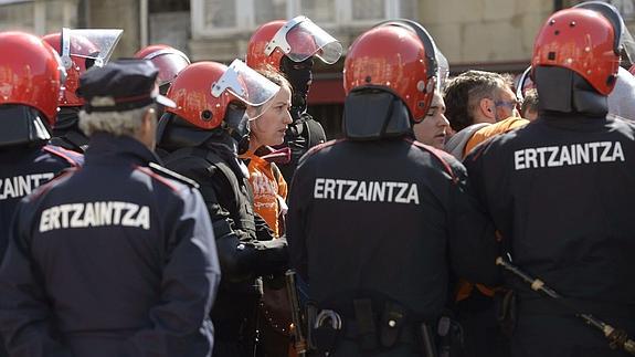 Varios agentes de la Ertzaintza en una detención.