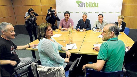 Las delegaciones de EH Bildu y Podemos se vieron las caras por vez primera de forma oficial en la sede de EA en Bilbao.