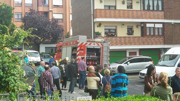 Imagen del camión de los bomberos situado junto a la casa incendiada en Leioa. 