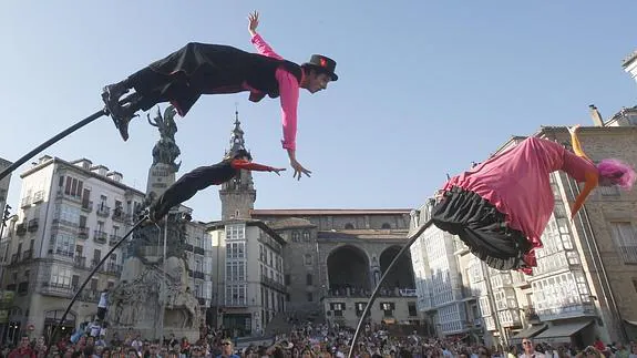 Integrantes del grupo Strange Fruti en una actuación en la plaza de la Virgen Blanca