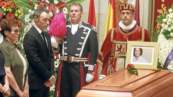 Jesús Santos, marido de Pedro Zerolo, en la capilla ardiente del político socialista en la plaza de la Villa de Madrid. 