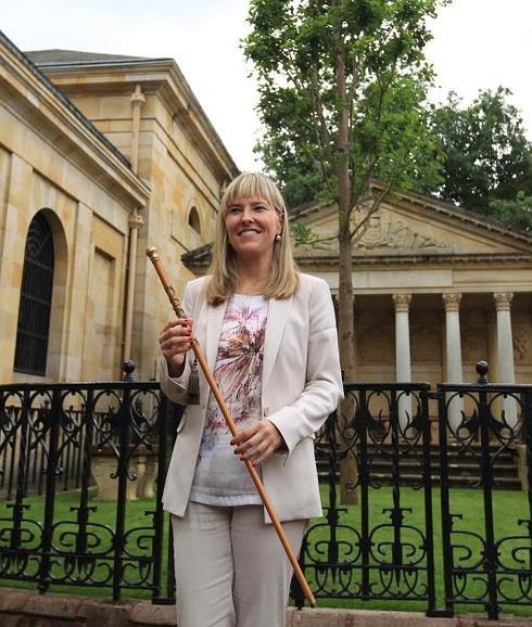 La nueva presidenta de las Juntas, Ana Otadui (PNV), sostiene la makila ante el árbol de Gernika.